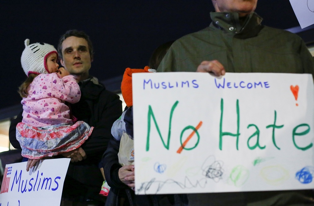 反川普民眾在密西根州（Michigan）抗議，並對穆斯林居民表達歡迎及支持。（湯森路透）