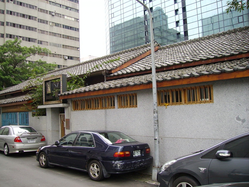 1999年蔡瑞月舞蹈社被指定為市定古蹟，但在指定的兩天後的凌晨，隨即遭縱火，是台灣歷史建物「自燃」現象最經典的「代表作」。（維基百科）