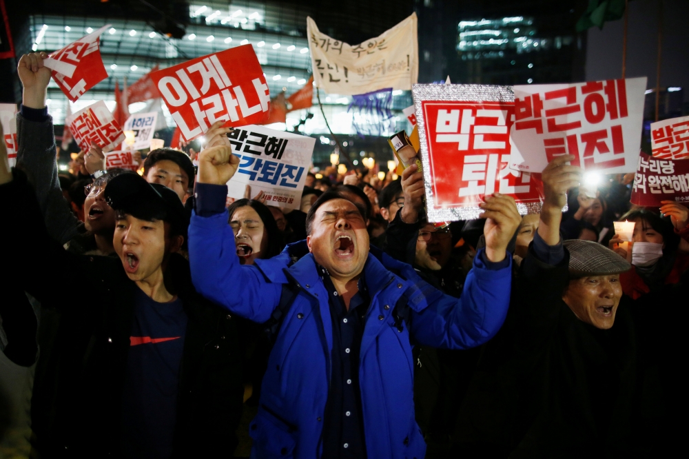 南韓民眾上街抗議，要求朴槿惠下台。（湯森路透）