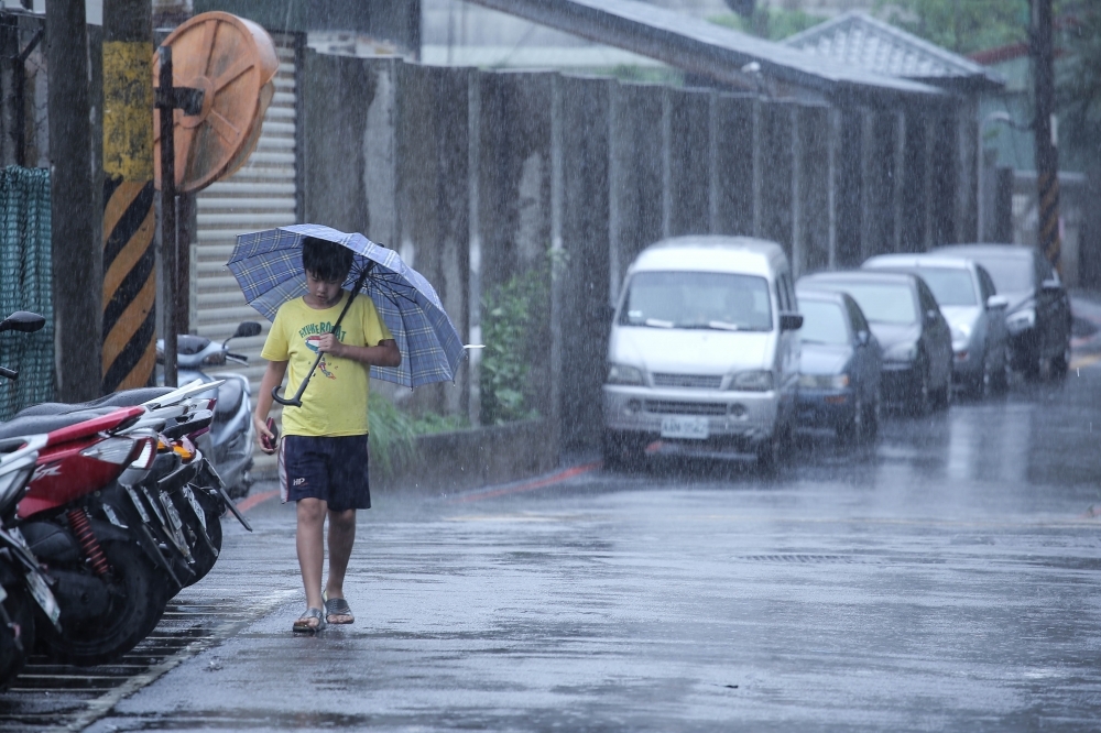 東北季風和華南雲雨移入，中央氣象局持續發布豪雨特報。（攝影：陳品佑）
