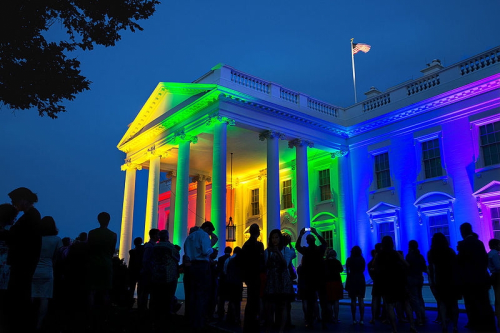 白宮與在最高法院裁決同性婚姻合法後被彩虹的顏色照亮。（維基百科）