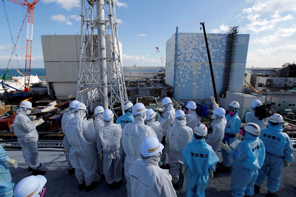 東京電力公司在遭海嘯摧殘的福島第一核電站外對媒體進行簡報。（湯森路透）