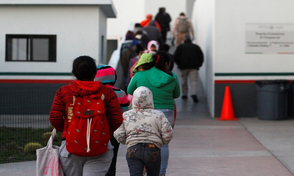 大批移民正準備從墨西哥邊境入境美國。（湯森路透）