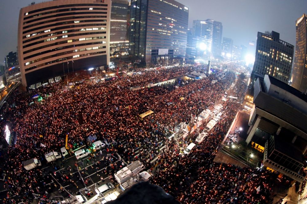 南韓民眾26日晚間再度上街，要求朴槿惠下臺。（湯森路透）