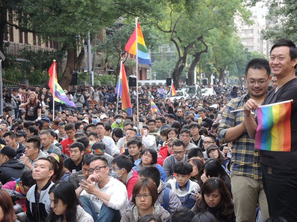 日前有超過兩萬人齊聚立法院外抗議打算另立專法的政府，訴諸直接修改民法，力促同性婚姻合法化。（攝影：楊富媛）