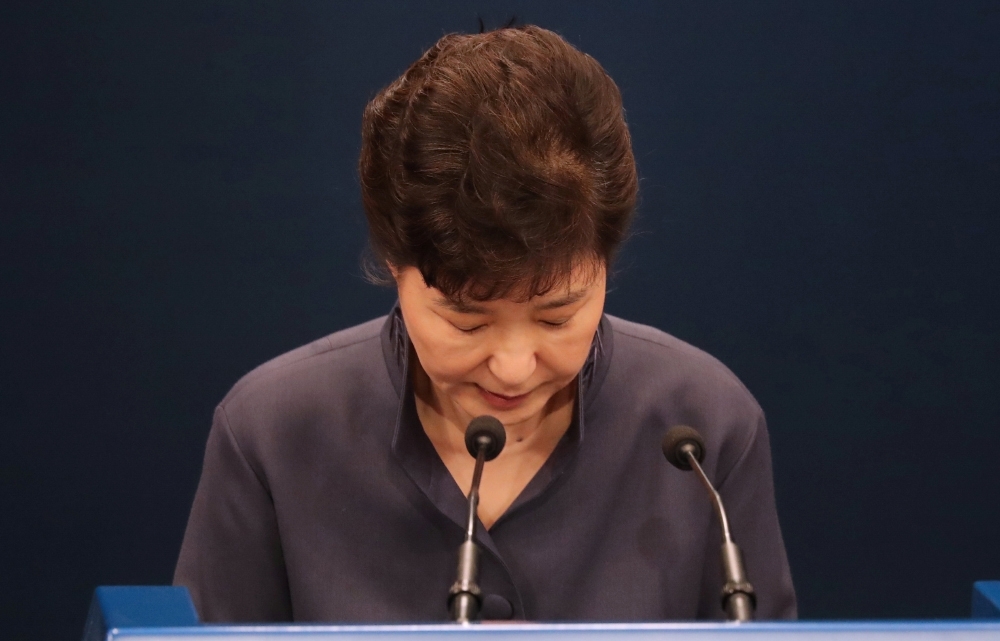 南韓總統朴槿惠受閨密干政風波影響，民調支持度僅剩下4%。 （湯森路透）