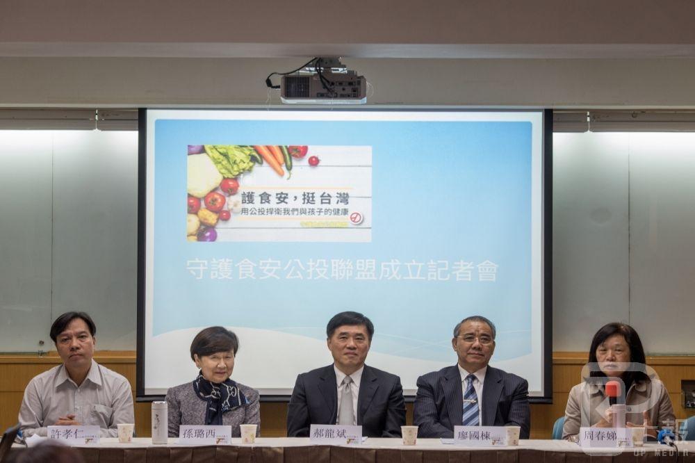 國民黨副主席郝龍斌7日成立「守護食安公投聯盟」，呼籲全民參與連署，推動公投阻擋核災食品輸台。（攝影：李昆翰）