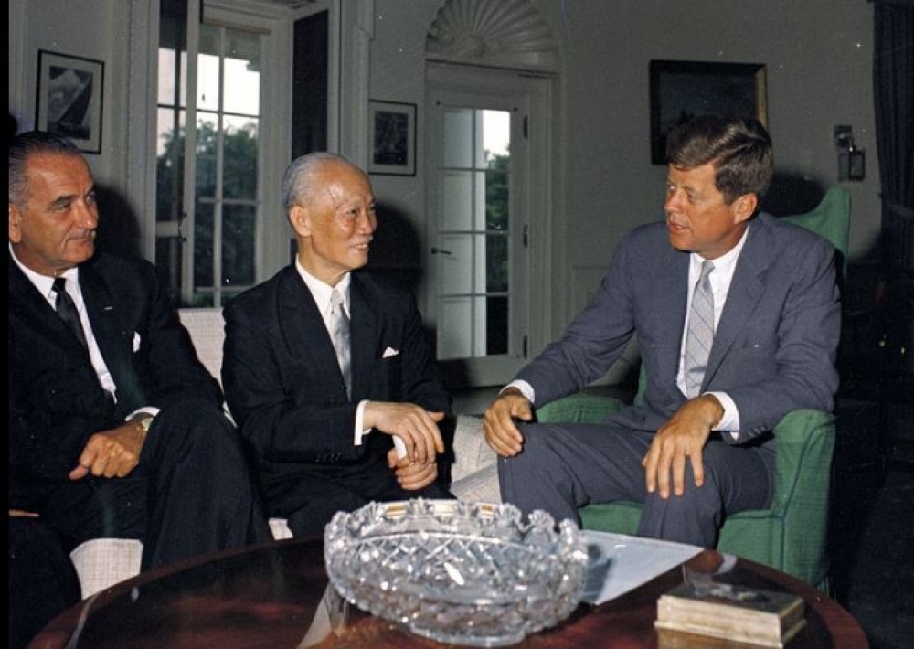 1961年7月31日，美國總統約翰·甘迺迪（右）與副總統林登·詹森（左）在白宮會見陳誠（中）。（維基百科）