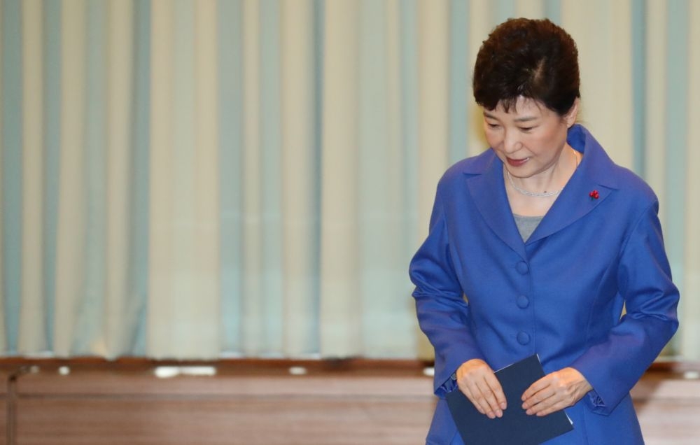 南韓總統朴槿惠9日遭彈劾後，停權前出席內閣緊急會議。（湯森路透）