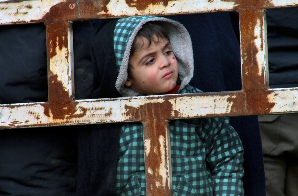 撤離行動進行時，一位敘利亞小男孩站在前來接駁的卡車中。（美聯社）
