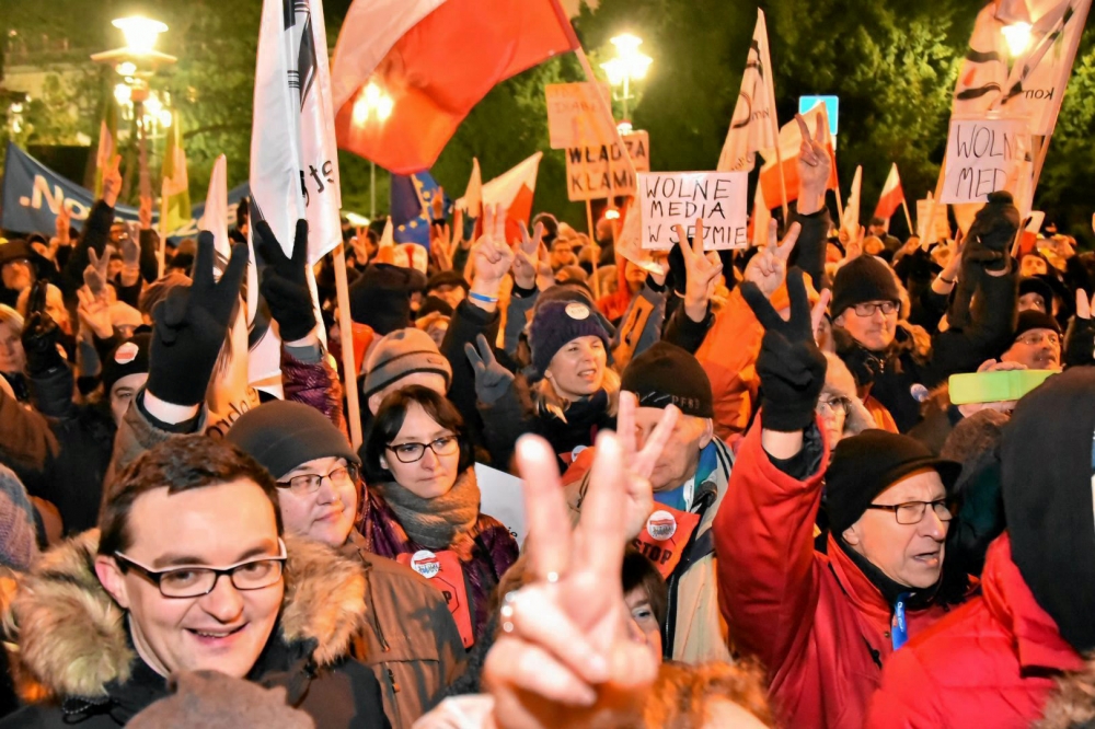 波蘭16日數千人包圍國會、抗議修法限制媒體自由。（湯森路透）