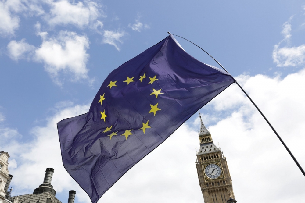在倫敦大笨鐘前飄揚的歐盟旗幟。（湯森路透）