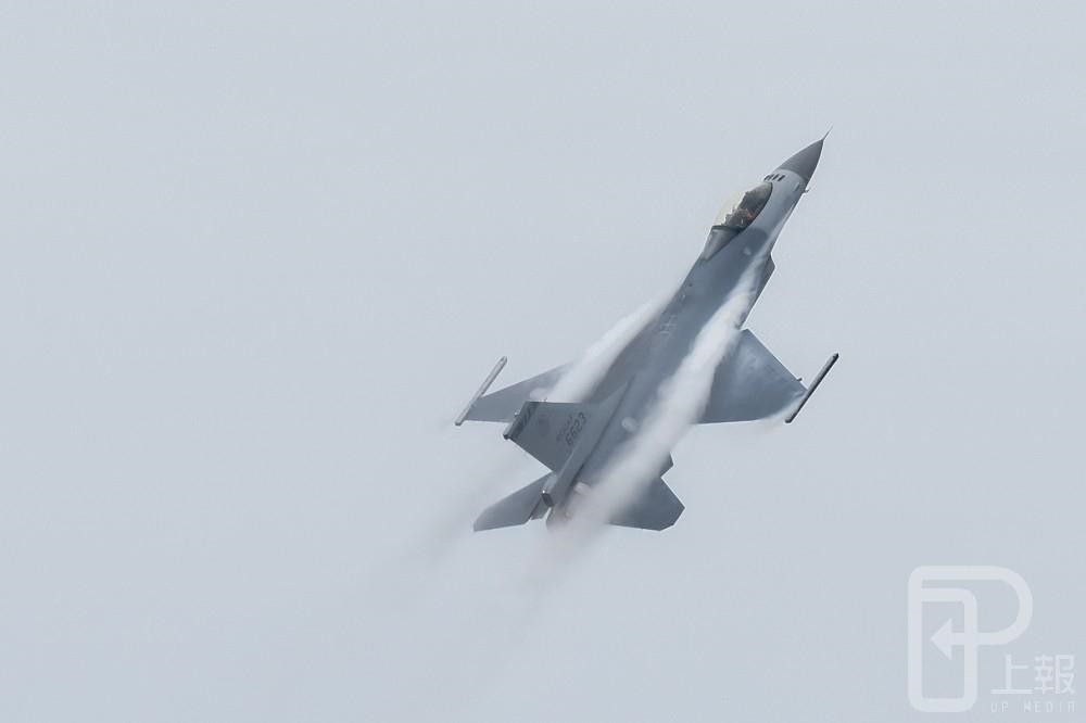 空軍司令部19日證實，昨天一架F-16戰機執行演訓任務時，發生發電機故障，就近轉降清泉崗機場，人機均安。圖為F-16戰機。（攝影：葉信菉）