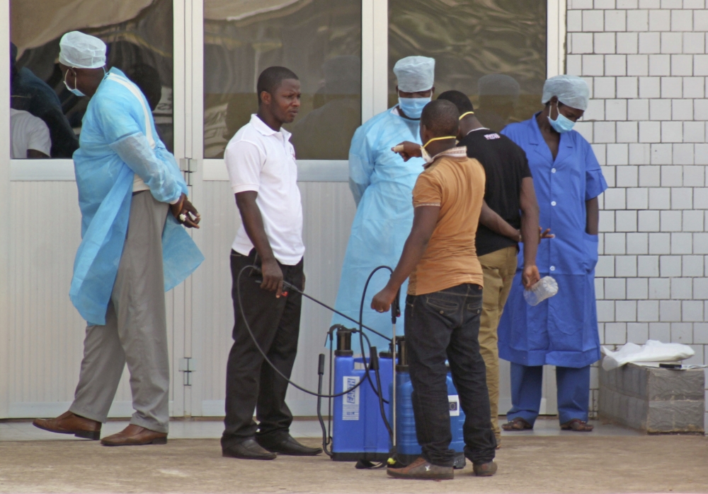 2014年伊波拉病毒肆虐西非，圖為幾內亞的醫療人員等待接收伊波拉感染者。（美聯社）