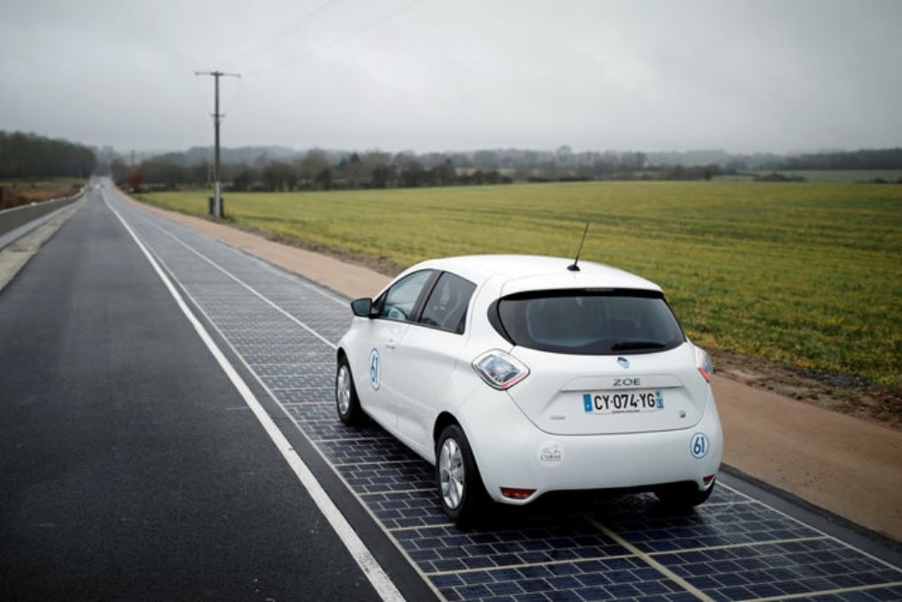 法國在諾曼第建造完成了世界上第一條太陽能電池板道路。 （湯森路透）
