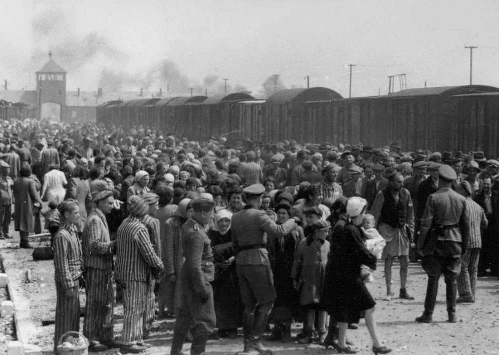 奧斯維辛集中營站台上的挑選：分到右隊意味著勞役，左隊則被發往毒氣室。（摘自網路，攝於1944年5月/6月，以色列猶太大屠殺紀念館藏）