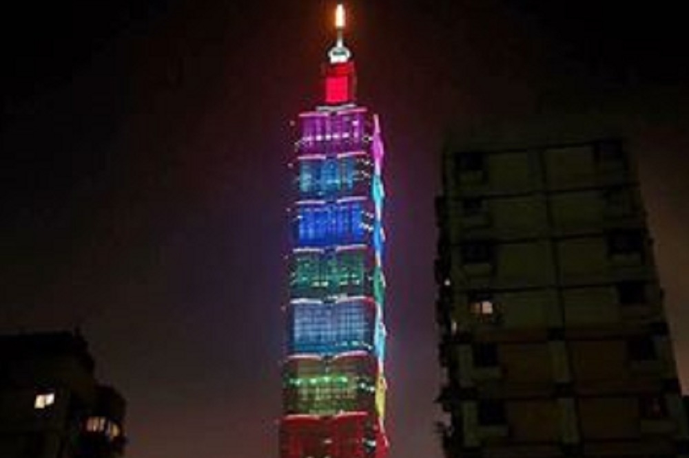 「men's uno 男人誌」臉書貼上台北101打上彩虹燈，讚嘆這一夜很美好。（取自men's uno 男人誌臉書）