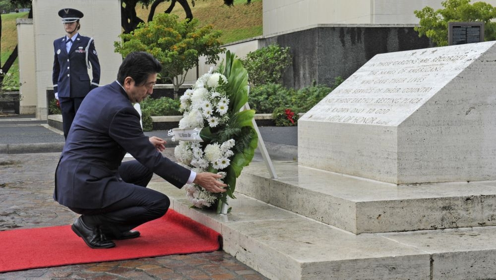 日本首相安倍晉三26日向珍珠港亡靈獻花致敬。（美聯社）