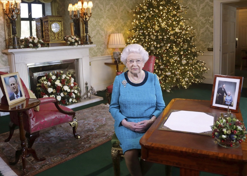 英國女王伊莉莎白二世在白金漢宮內預錄耶誕致詞。（美聯社）