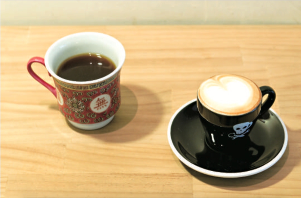 左為二手舊杯裝的單品咖啡（巴拿馬 90＋Juliette 蜜處理 Gesha），右為瑪奇亞朵 Macchiatto。（圖片：小日子）