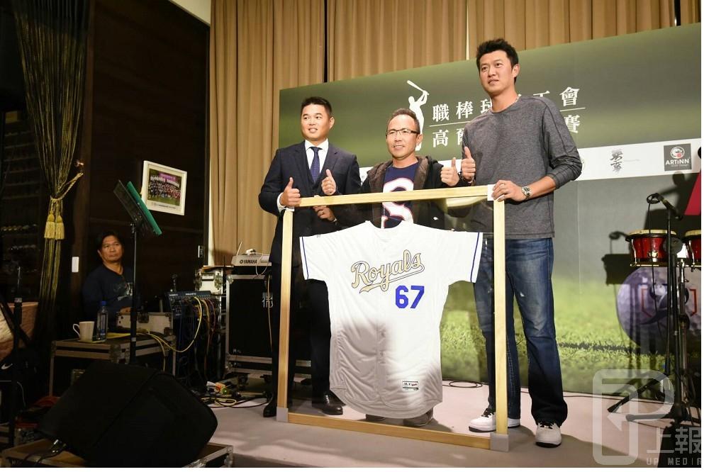 旅美球星王建民捐出皇家隊67號實戰球衣，由徐先生開價新台幣20萬元賣出。（攝影：葉信菉）
