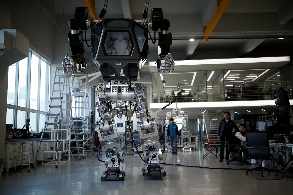 一例一休上路，預期將加速「機器換人」潮，越來越多製造業採購機器人提升智慧自動化比例，降低人事成本。圖為日前韓國計畫研發大型機器人。（湯森路透）