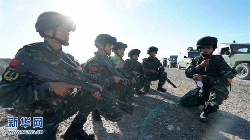 新疆武警部隊舉行反恐演習。（取自新華網）