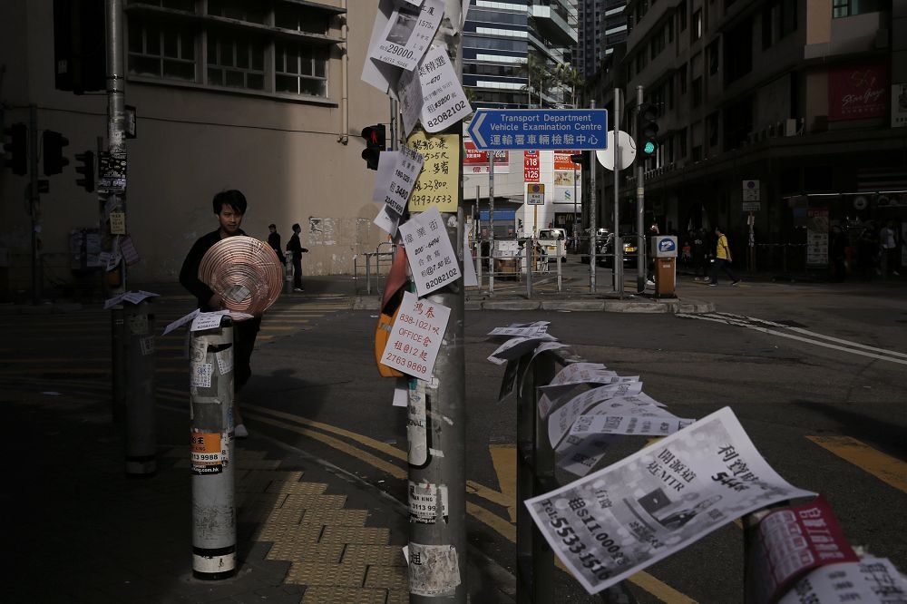 若沒有低廉租金的公共房屋，很多香港人即使用一整個月的收入都繳不起房租。（香港貼滿街道的房屋租賃廣告／美聯社）

