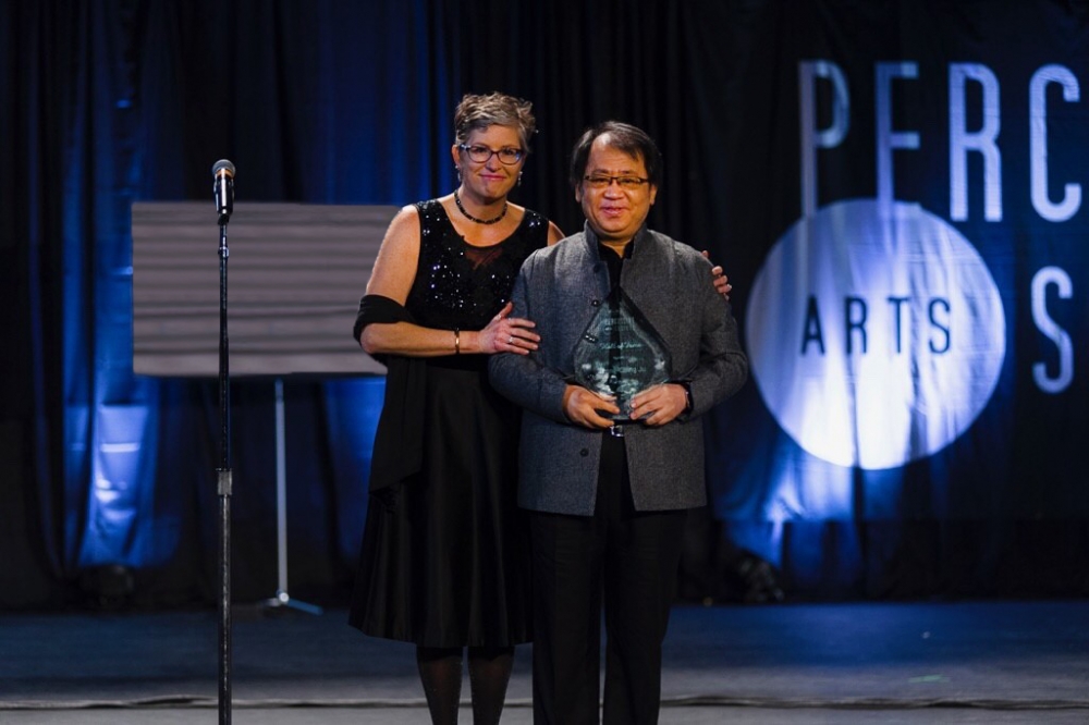 國際打擊樂藝術協會（PAS）現任會長希爾（Julie Hill, 左）頒發打擊樂最高榮譽「名人堂」（Hall of Fame）獎座予朱宗慶。（朱宗慶提供）