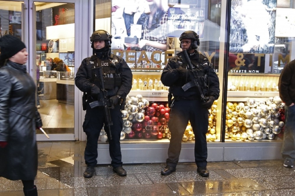  紐約警方提升時代廣場跨年維安警戒，嚴防恐怖攻擊事件。（美聯社）