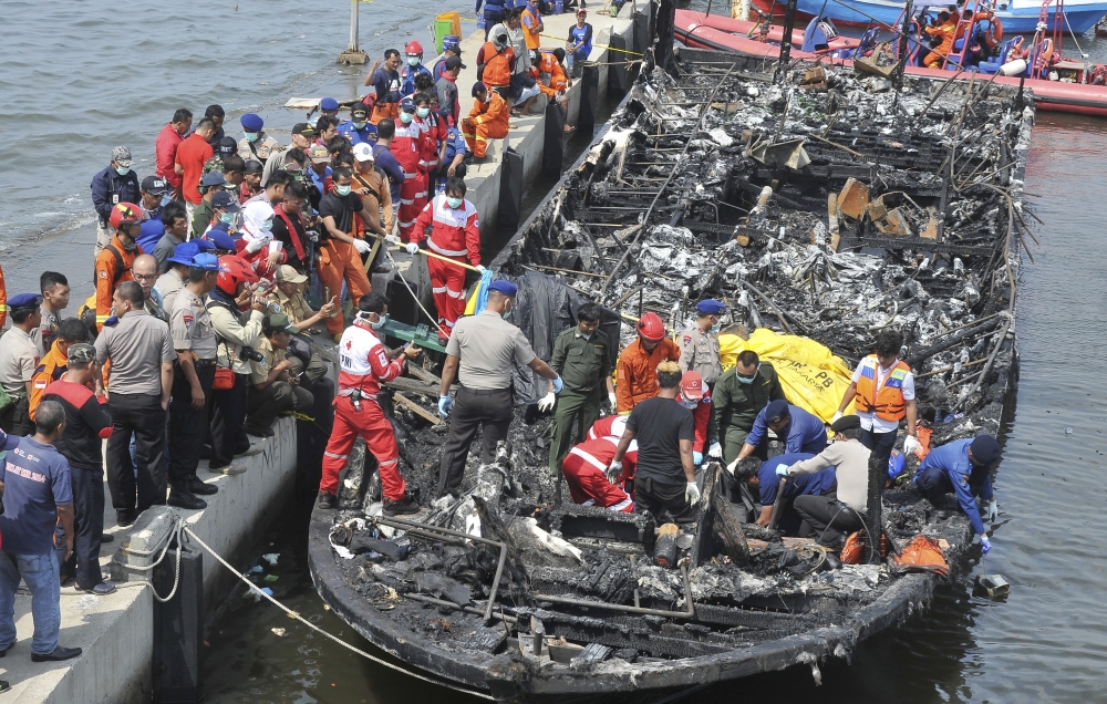一艘搭載248人的印尼渡輪在前往首都雅加達北方外海的島嶼途中起火，23人不幸喪生。（美聯社）