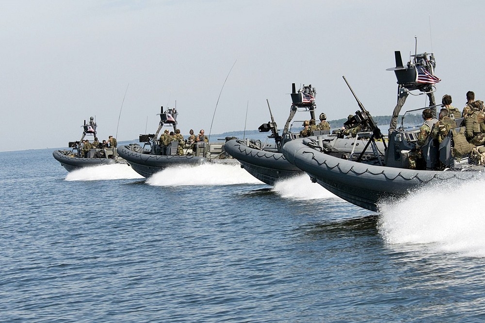 海軍編列8億2000多萬元預算，籌建18艘特戰作戰突擊艇，因涵蓋裝備太廣，國內船廠有意願參與少而流標，海軍已決定將該採購案一分為四。圖為美軍海豹突擊隊特種作戰艇。（取自新華網）