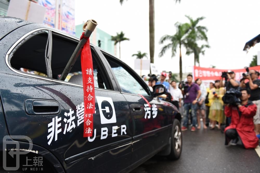 Uber司機自主發起「挺UBER一日免費載」活動，卻出現叫不到車的情況。圖為計程車司機日前抗議Uber非法載客。（攝影：葉信菉）