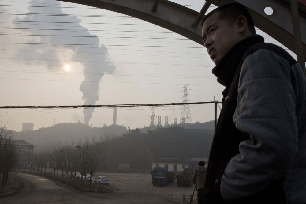 中國霧霾嚴重，但背後的貧民求生困境更沉重。（美聯社）