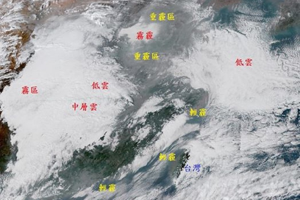 鄭明典表示，今天台灣上空還是有部分來自大陸的霾。（翻攝自鄭明典臉書）