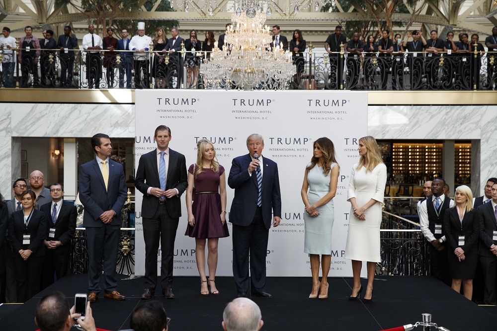 川普全家出席川普國際飯店（Trump International Hotel）開幕。（美聯社）