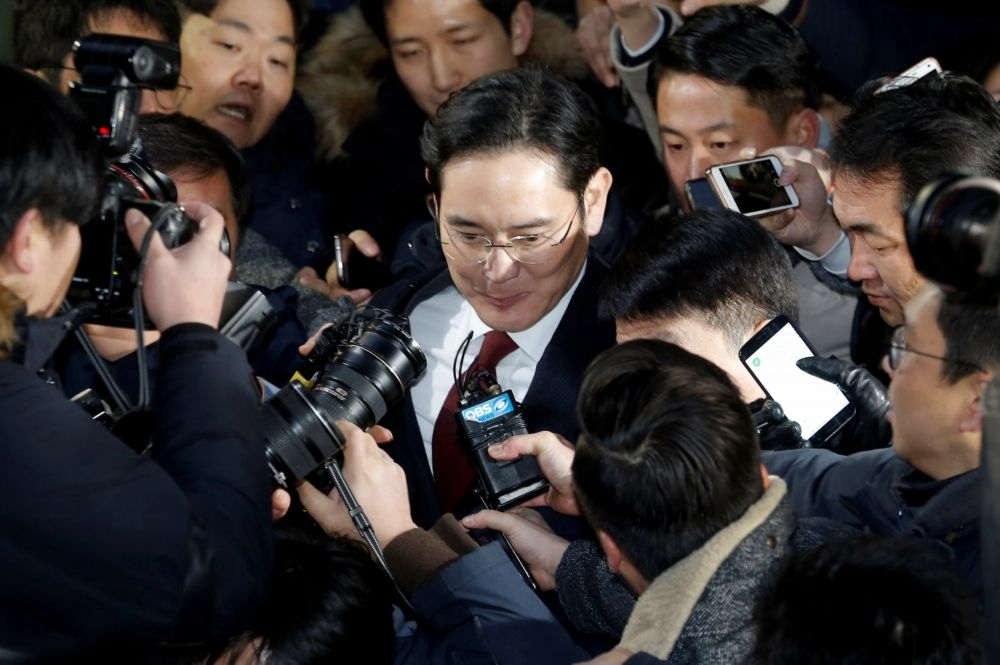南韓三星集團副會長李在鎔13日步出獨立檢察組，被媒體包圍時不發一語。（湯森路透）
