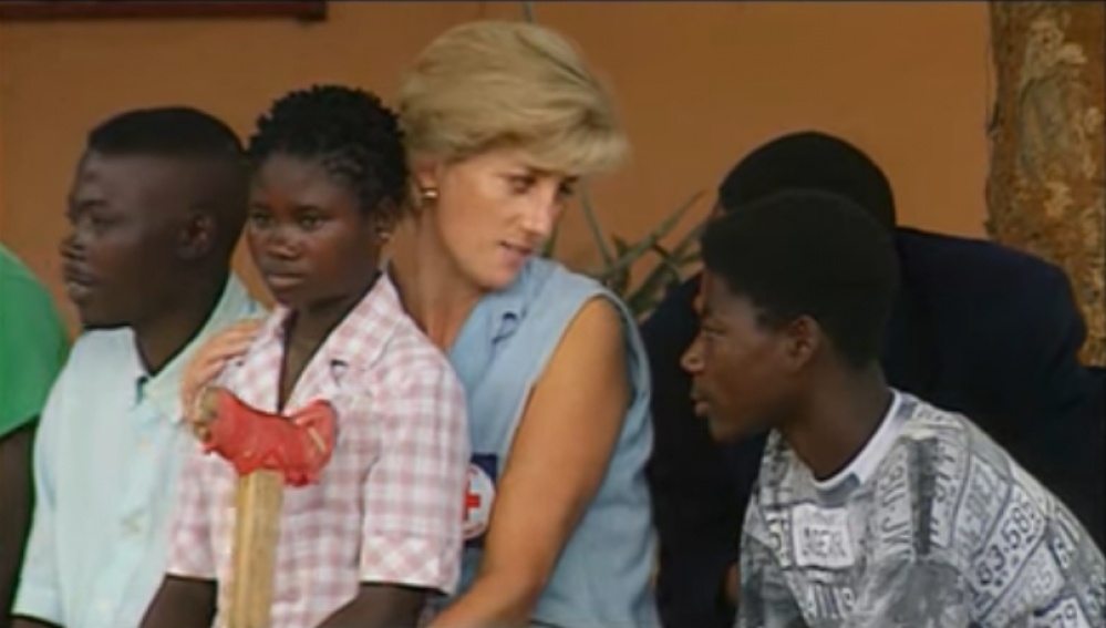 英國黛安娜王妃1997年造訪非洲國家安哥拉，喚醒國際社會關注地雷問題。（翻攝自影片）