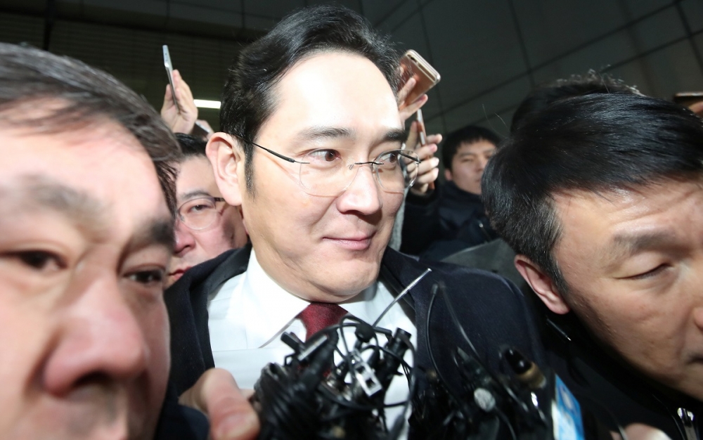 三星集團副會長李在鎔13日於獨立檢察組辦公室外被媒體包圍。（湯森路透）