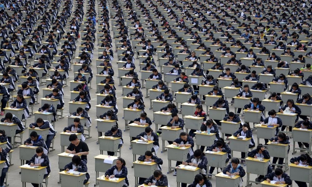 中國一所高中學生在操場上考試。（湯森路透）