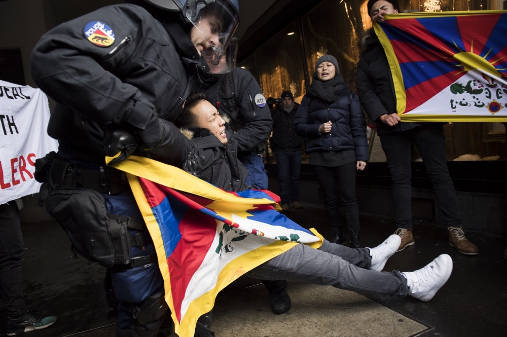 15日在瑞士伯恩的自由西藏抗議人士。（美聯社）