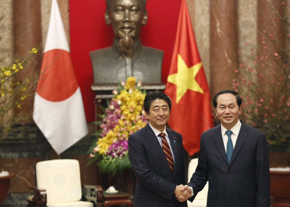 日本首相安倍晉三（左），以及越南國家主席陳大光（右）。（美聯社）