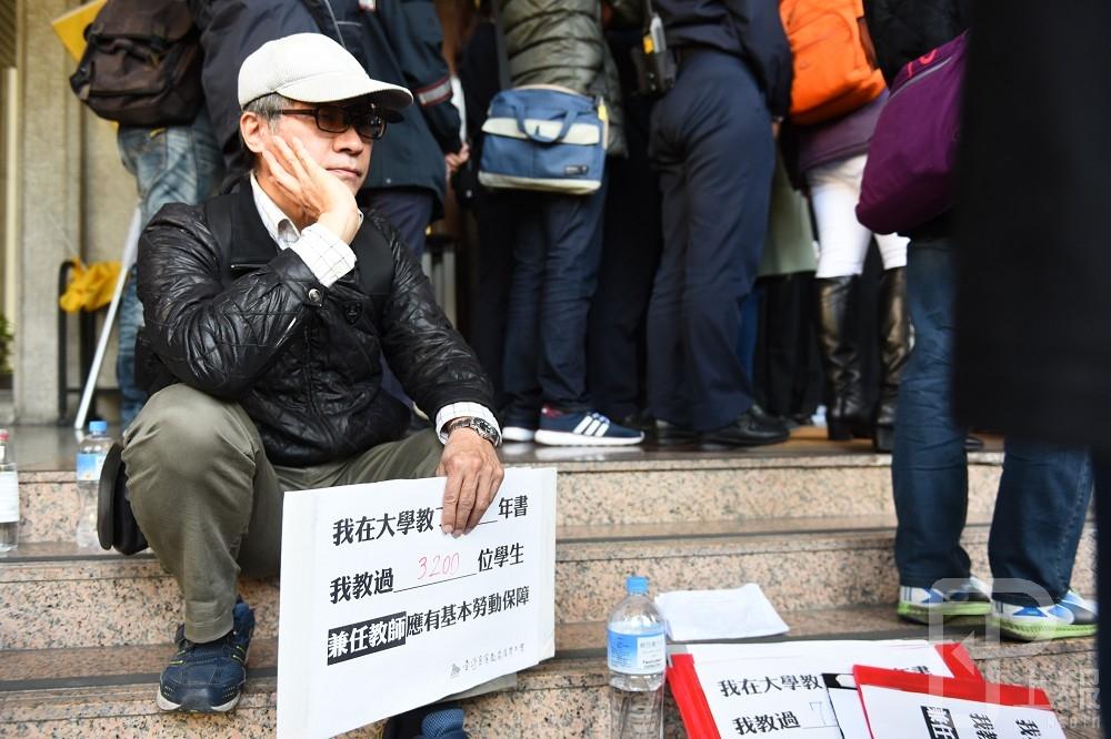 17日上午，數十名大專院校兼任教師與高教工會到教育部前抗議，指他們早已是台灣大專院校教學工作的核心一環，早該享有最基本的勞動保障。（攝影：李昆翰）