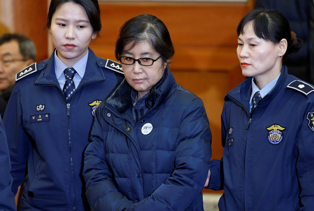 16日，涉嫌干政及貪污案的南韓總統閨密崔順實首度現身於憲法聽證會上。（湯森路透）