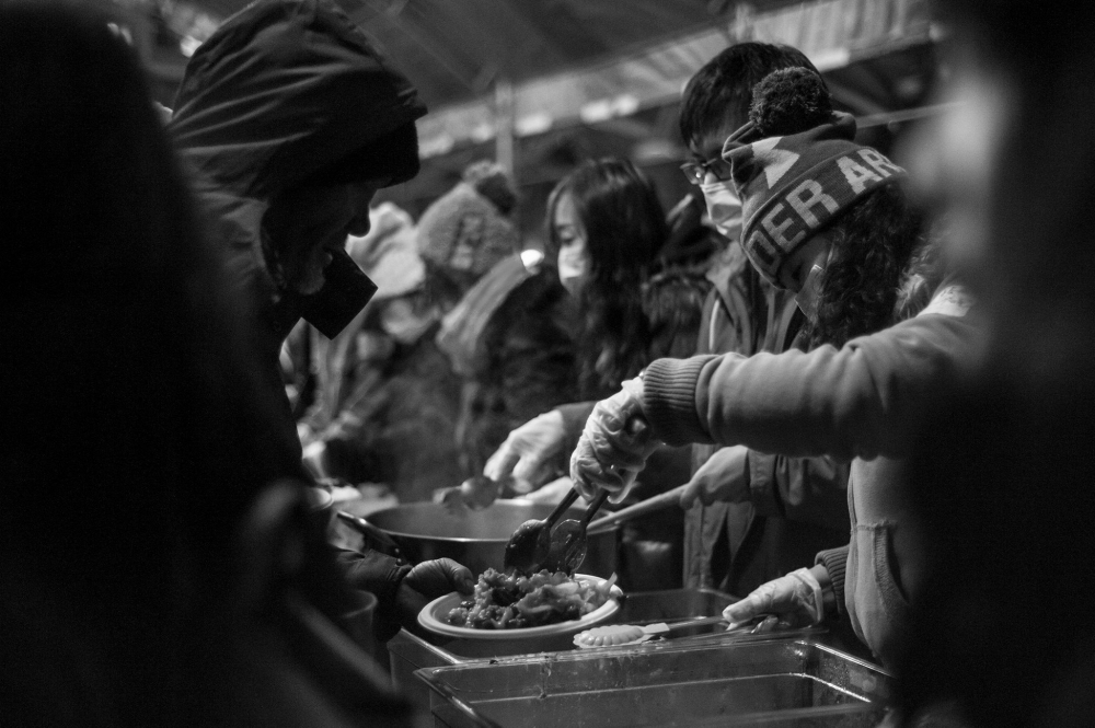 去年123無家者人權尾牙音樂會志工打菜，寒風中的飯局。（圖片由作者提供）
