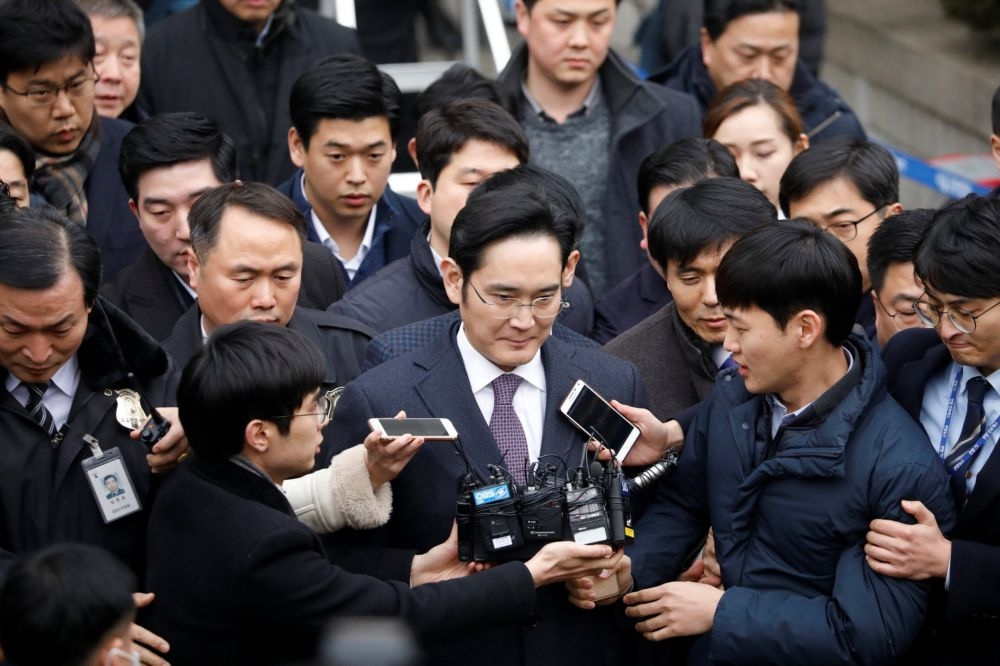 南韓三星集團副會長李在鎔18日步出獨立檢察組。（湯森路透）