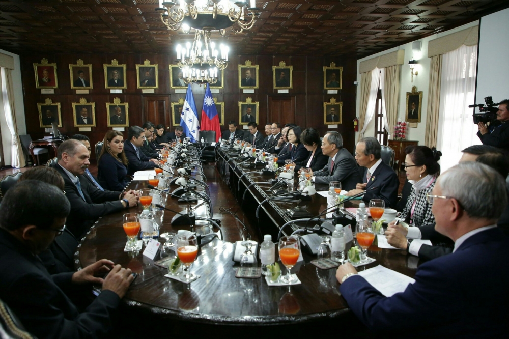 1月中旬，蔡英文在「英捷之旅」中訪問中南美洲友邦宏都拉斯，並與宏國總統會晤。（總統府提供）