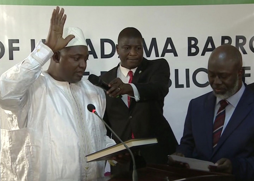 政治素人巴洛（Adama Barrow）被迫於19日在甘比亞駐塞內加爾大使館內宣誓就職，正式成為甘比亞新科總統。（美聯社）