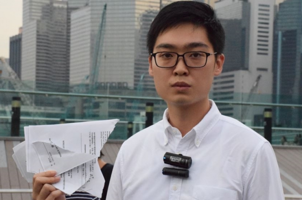 去年7月30日，香港民族黨召集人陳浩天被香港法院裁定因宣揚港獨，而遭褫奪立法會議員選舉資格。如今就連該黨欲在維多利亞公園擺設年宵攤位，也不被香港政府允許。（維基百科）
