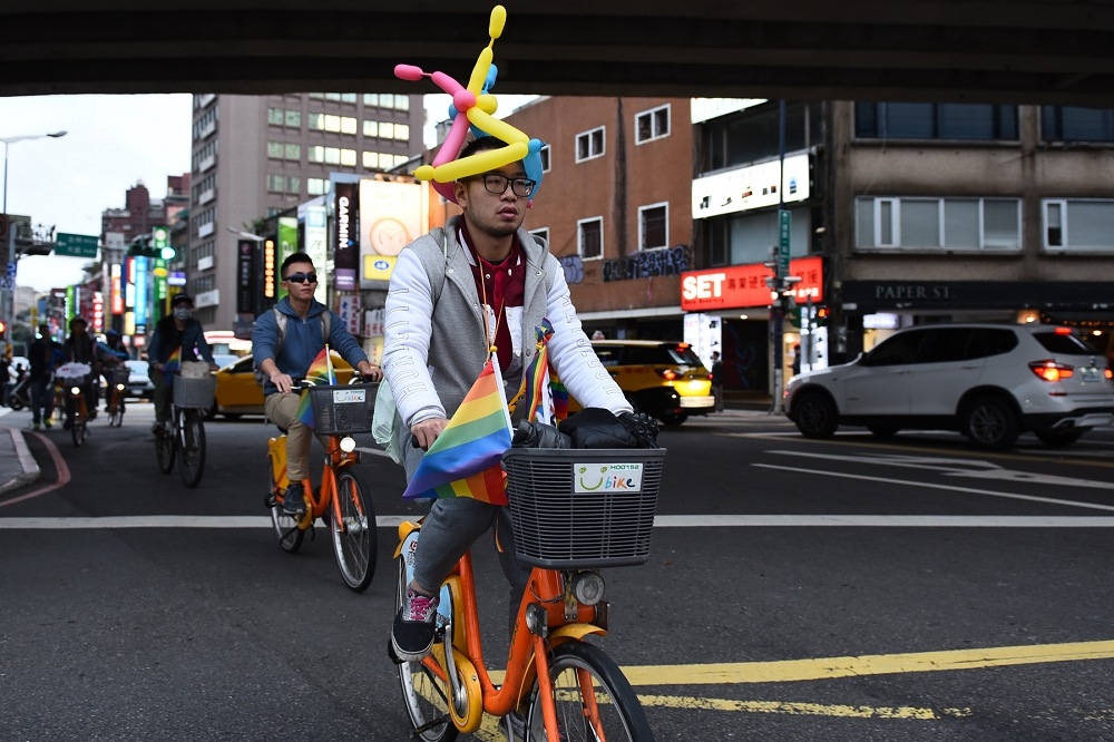 「婚姻平權小蜜蜂」今天騎乘Ubike，透過街頭演講、宣傳，期盼讓社會大眾更深入理解婚姻平權的重要性。（攝影：李昆翰）